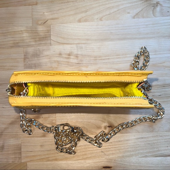 LOUIS VUITTON Epi Toiletry 15 Yellow w/ Chain - Picture 3 of 4